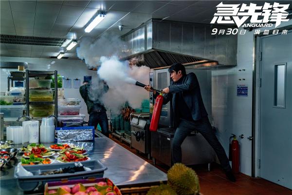 硬核预告60秒从天打到地 成龙回归动作喜剧引全民合家欢