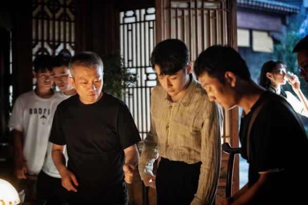 张峰导演新作《一剪芳华》杀青：匠心匠作 描画旗袍工艺之美