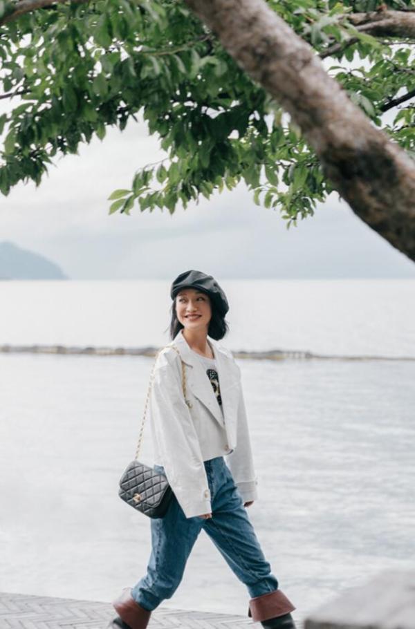 周迅秋游大片 海边散步随意真实