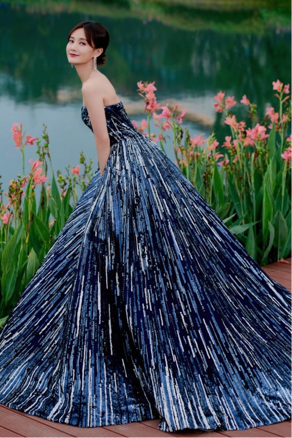 李一桐出席第九届大学生电视节 获“青春代言人”称号