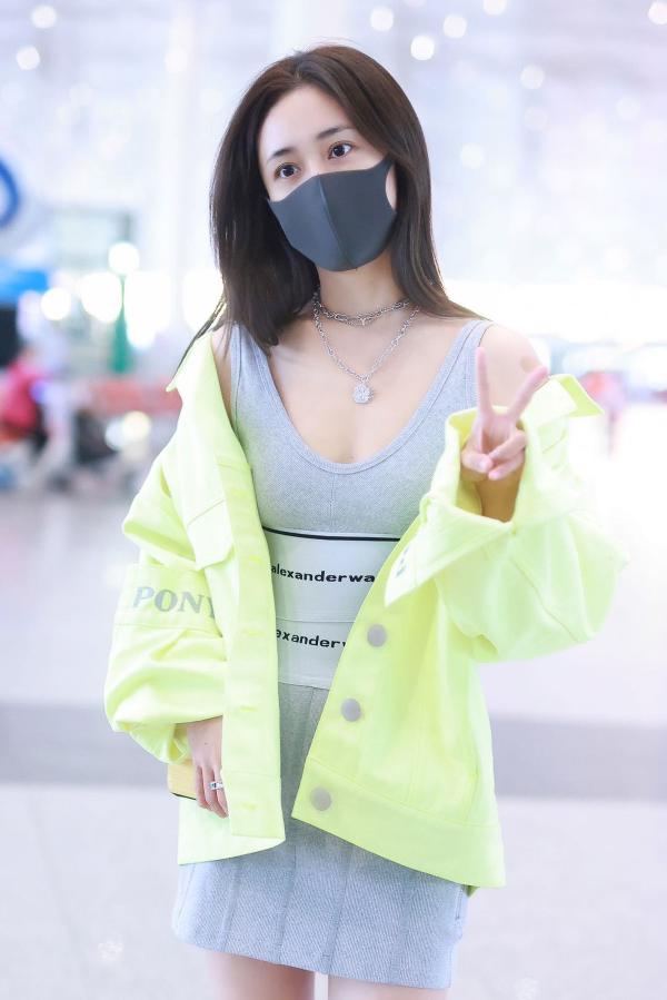 刘芸荧光绿外套搭灰色裙亮相机场 出现初秋运动女团风