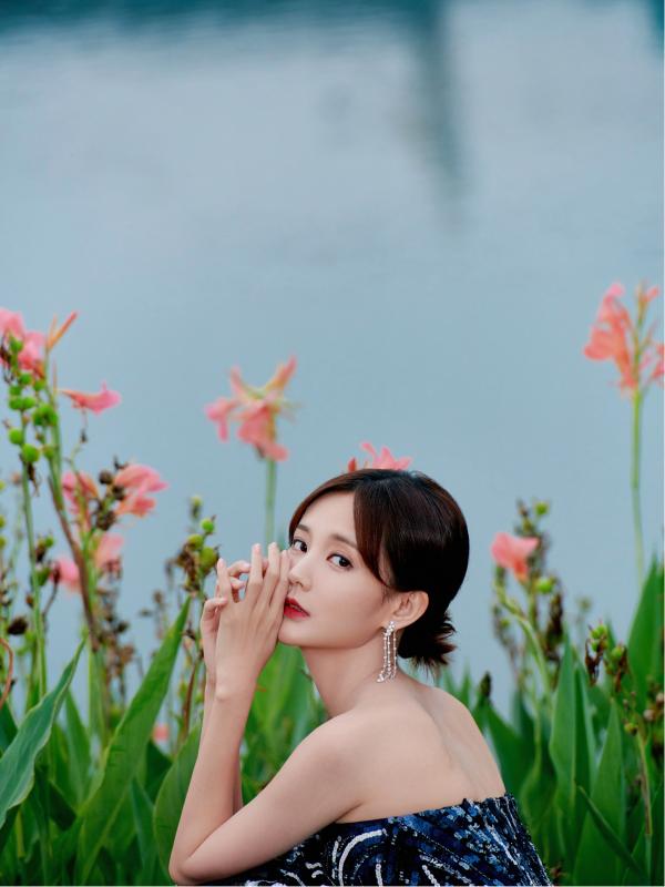 李一桐出席第九届大学生电视节 获“青春代言人”称号