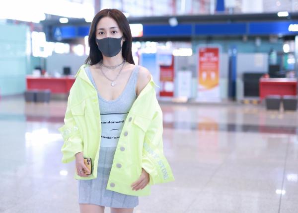 刘芸荧光绿外套搭灰色裙亮相机场 出现初秋运动女团风