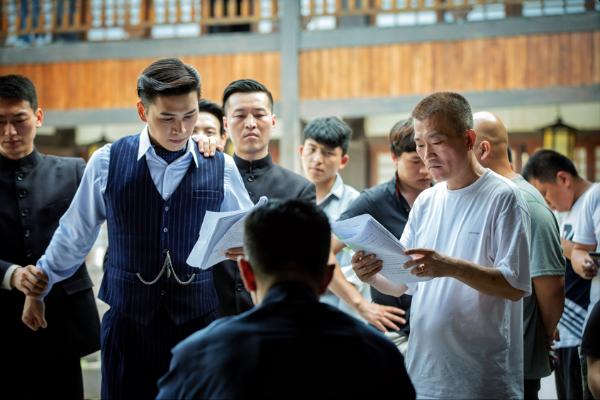 张峰导演新作《一剪芳华》杀青：匠心匠作 描画旗袍工艺之美
