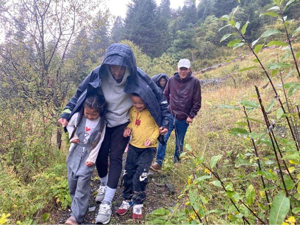 《夏天的骨头》甘孜开机 李岷城不畏高原挑战藏民生活