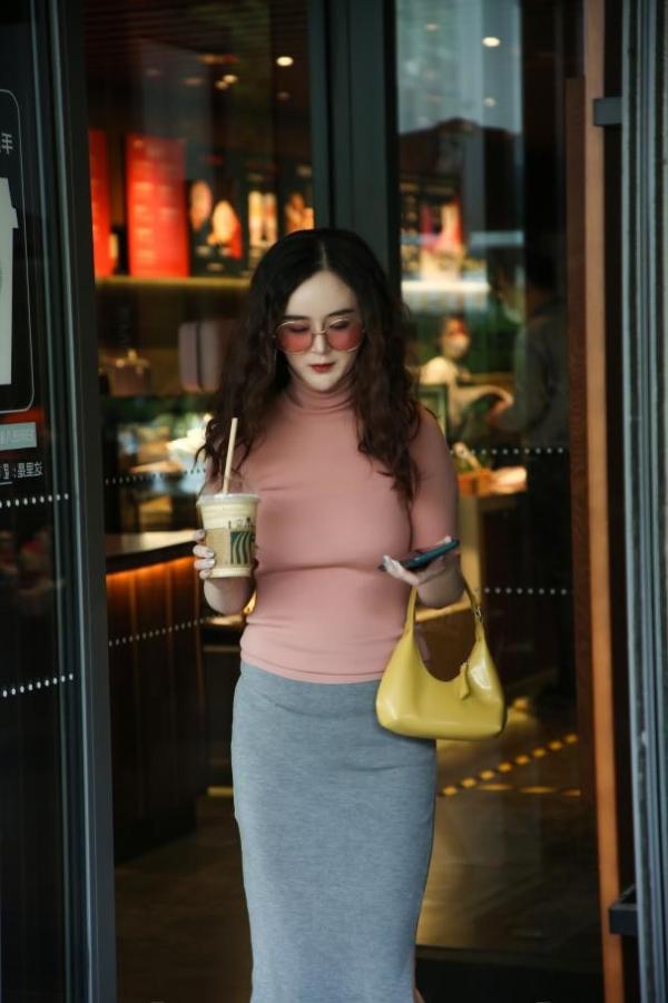 阳光初醒完美遇见 刘竞自由心境开启午后休憩时刻