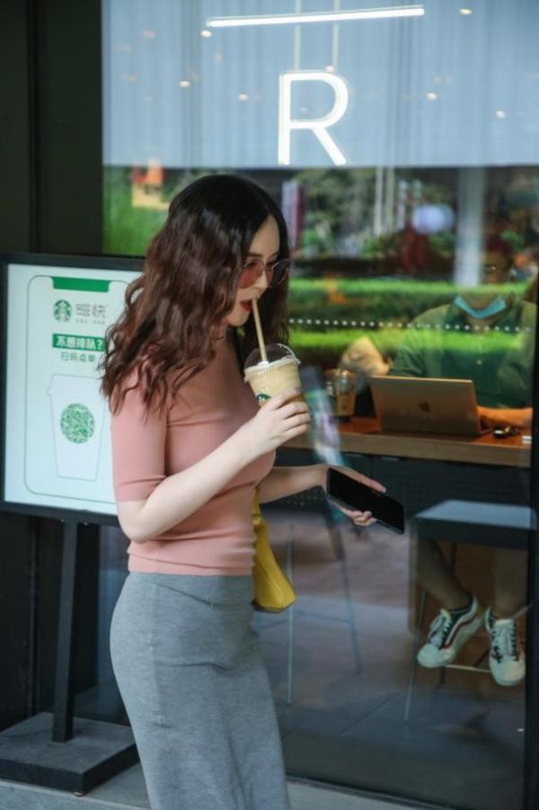 阳光初醒完美遇见 刘竞自由心境开启午后休憩时刻
