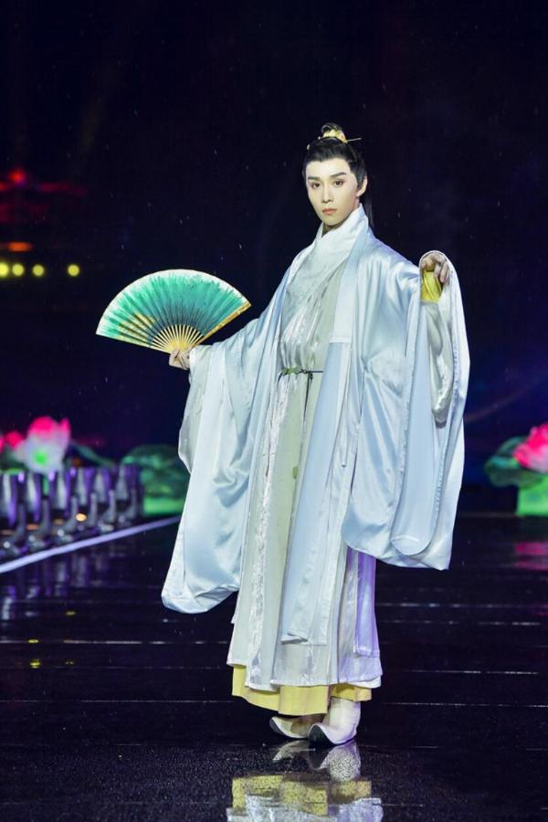 权沛伦一身白衣汉服亮相国风大典 感受传统文化的魅力