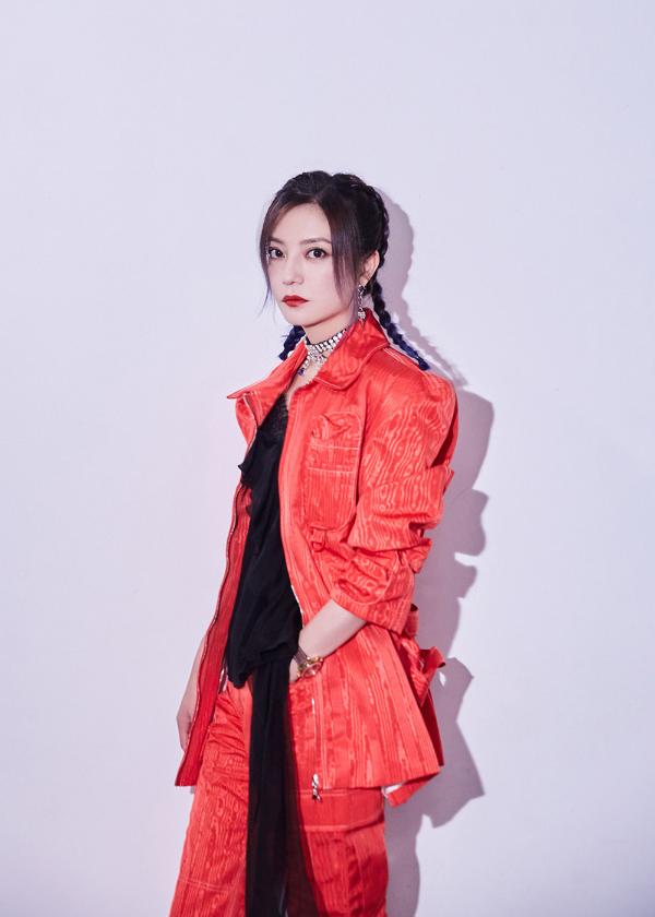 赵薇《演员请就位2》红装飒气十足 率性直言欣赏的演员特征