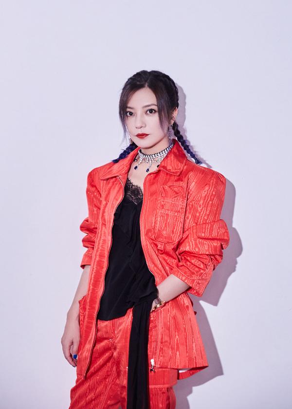 赵薇《演员请就位2》红装飒气十足 率性直言欣赏的演员特征