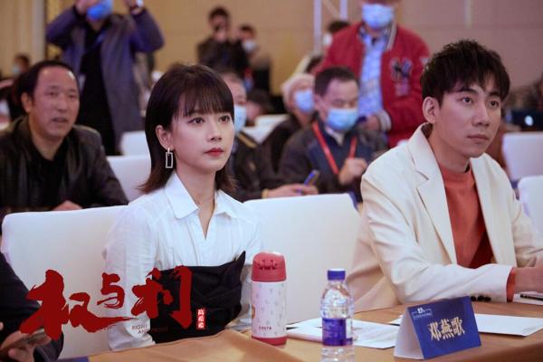 邓燕歌新剧《权与利》搭档蒋雯丽 直爽性格爆料幕后趣事