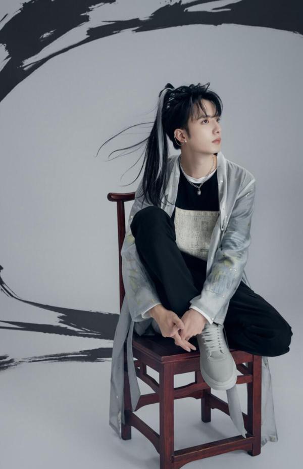 谷蓝帝最新杂志大片曝光 首次尝试古风高马尾尽显侠客风范