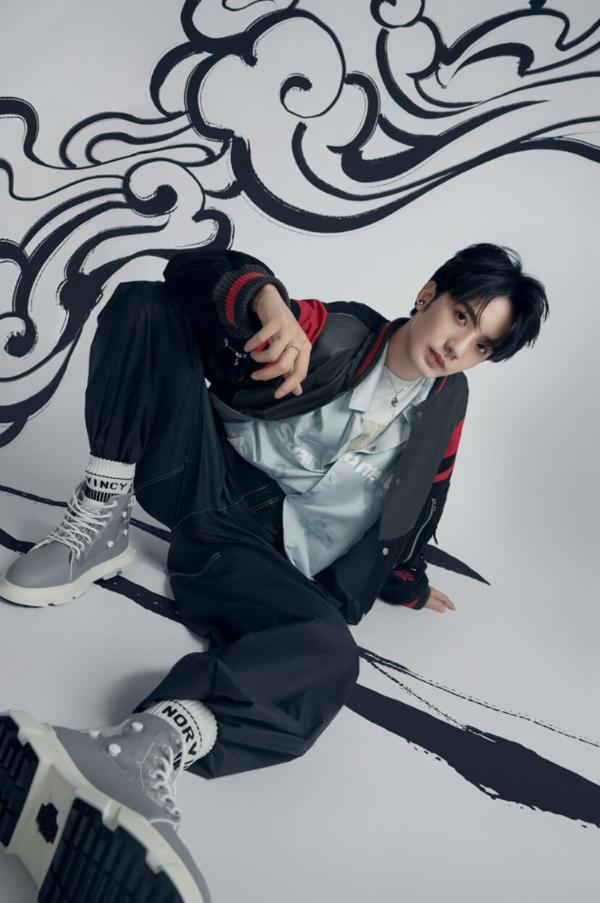 谷蓝帝最新杂志大片曝光 首次尝试古风高马尾尽显侠客风范