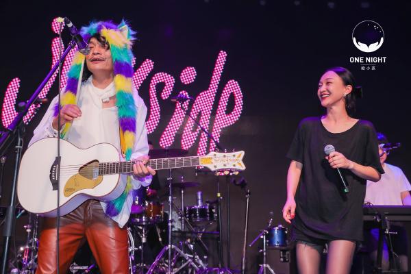 周迅“ONE NIGHT给小孩”公益live开唱 用音乐传达爱与陪伴