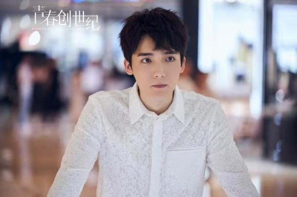 曹煜辰《青春创世纪》化身“白狐先生” 直播间上演心动面具吻