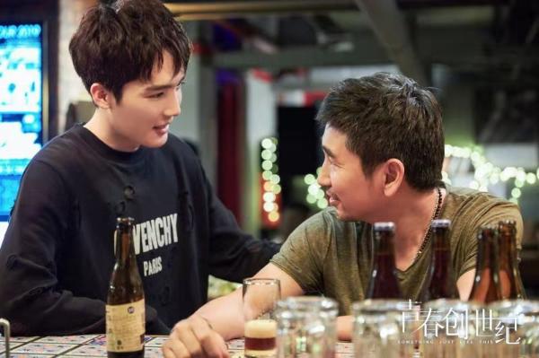 曹煜辰《青春创世纪》化身“白狐先生” 直播间上演心动面具吻