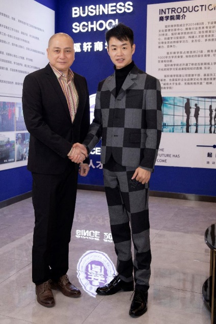 11月15日五虎上将老戏骨汤镇业 抖音首秀在胡轩直播间被“套路”！