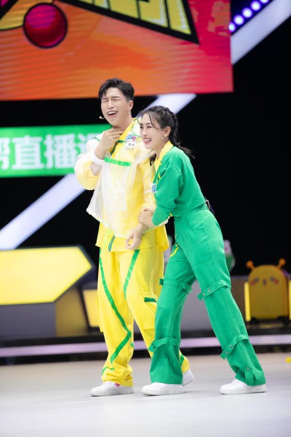 《疯狂的球球》德云社相声演员烧饼与马苏battle谁的手更巧？解压现场笑果满分