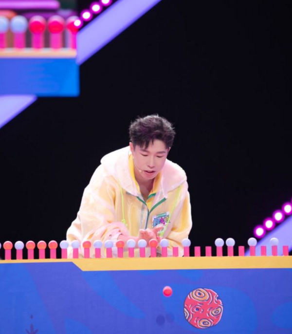 《疯狂的球球》德云社相声演员烧饼与马苏battle谁的手更巧？解压现场笑果满分