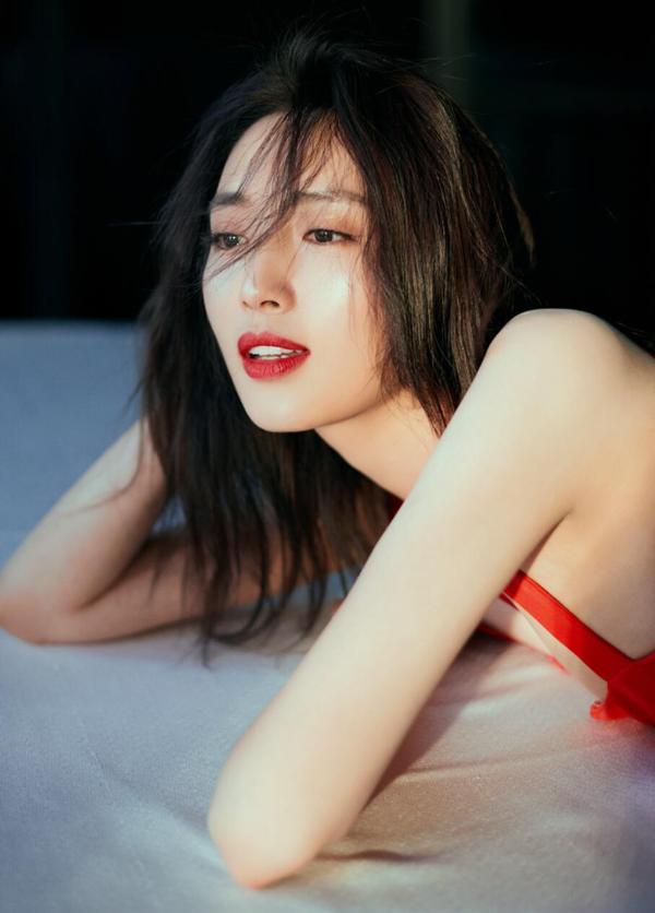 王紫璇荣获年度时尚先锋艺人 镂空红裙闪耀性感