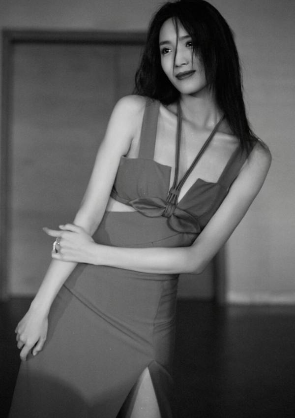 王紫璇荣获年度时尚先锋艺人 镂空红裙闪耀性感