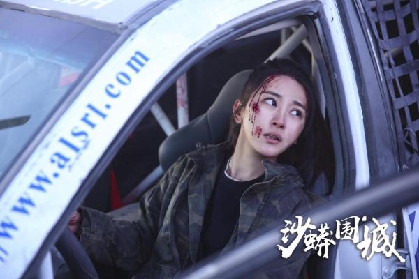 《沙蟒围城》定档12月17日 变异巨蟒追杀冷辣女车神