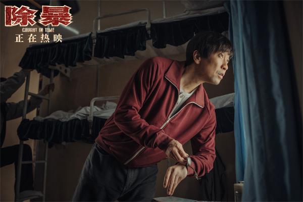 《除暴》票房破4亿曝银幕罕见枪决片段 吴彦祖主动剃光头演技炸裂