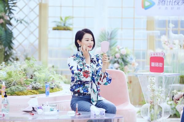 《Beauty小姐》胡杏儿秀“s卡” 演绎港风回眸杀