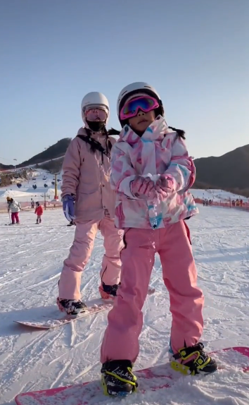 李小璐晒与女儿甜馨滑雪视频 男司机身份引猜测