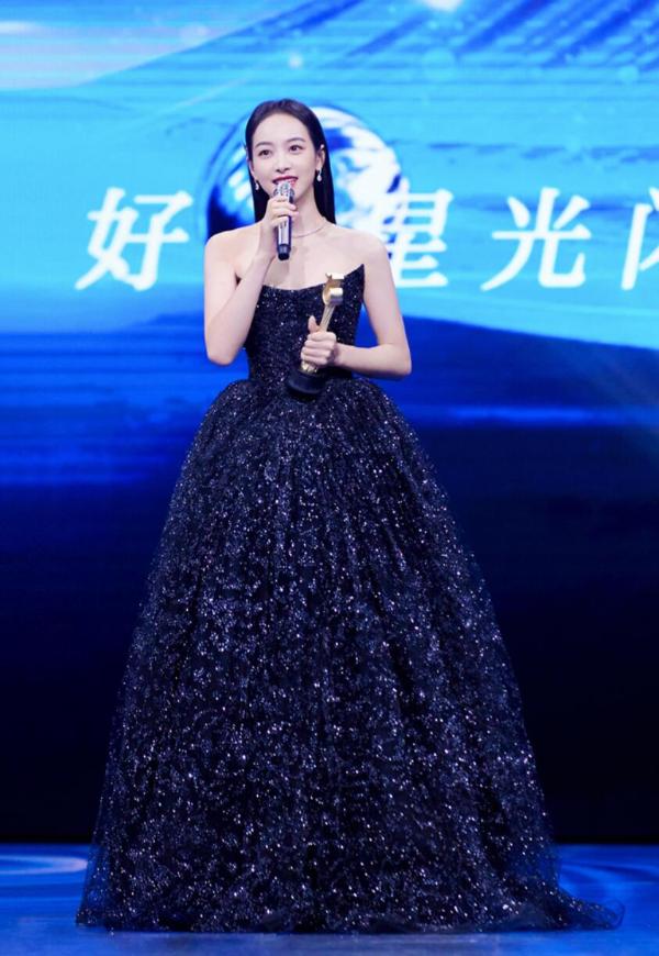 宋茜黑莓冰沙圆舞裙亮相盛典 获得“年度魅力演员”荣誉