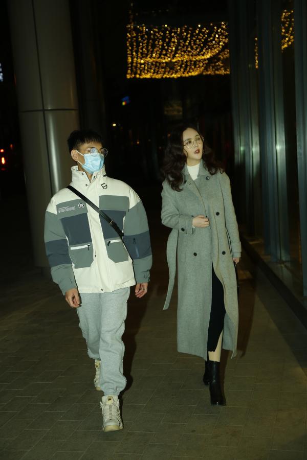 “温婉导演姐姐”刘竞外出办公 和同伴有说有笑离场