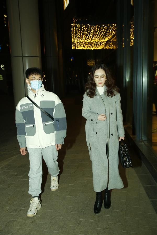 “温婉导演姐姐”刘竞外出办公 和同伴有说有笑离场