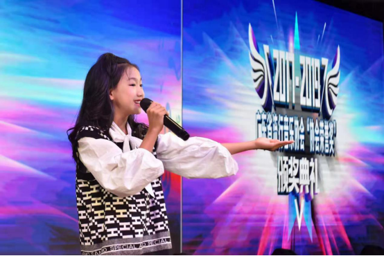 爵士小歌手赵雅岚首支单曲《可爱的蚂蚁》上线！ 让无数人感到热血沸腾爆发力的她只有10岁？