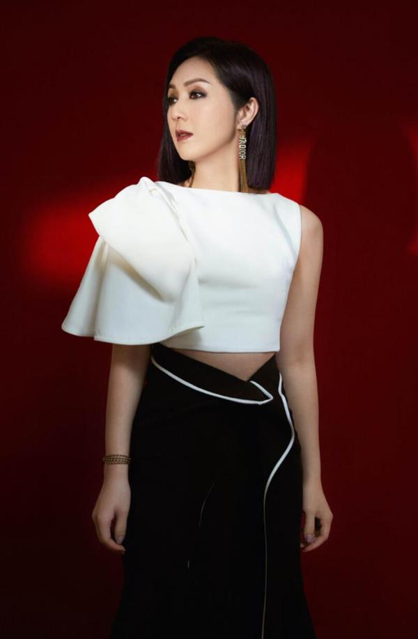 杨千嬅获年度实力女歌手大奖 再唱《处处吻》引发经典回忆杀