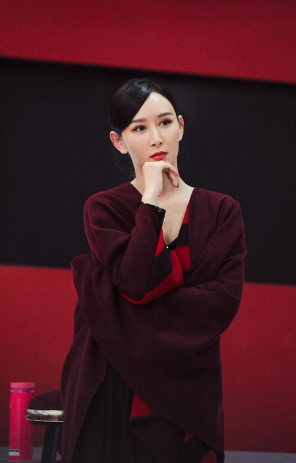 胡静《姐姐2》初舞台展超强实力 《大鱼》舞艺惊艳气质高雅