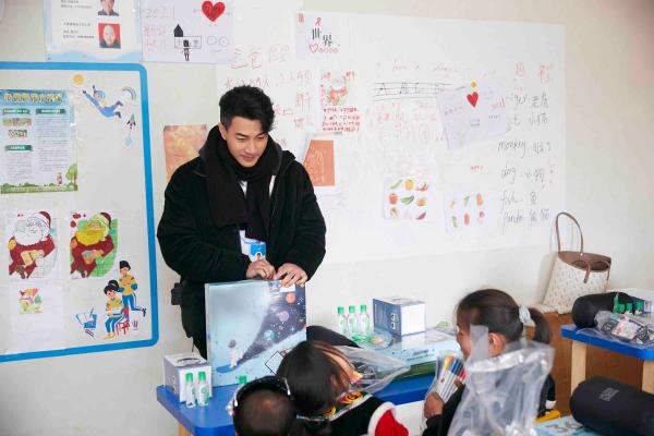 刘恺威探访大凉山儿童服务站 以公益之力传递温暖