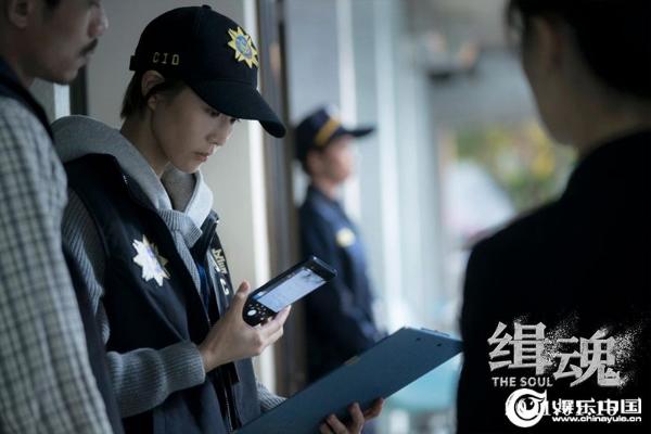 悬疑犯罪电影《缉魂》曝“温情抚摸”海报 张震张钧甯展现动人一幕