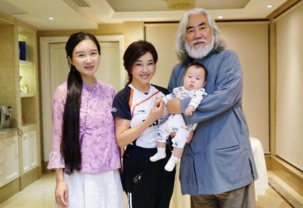 刘晓庆拜访张纪中夫妇 杜星霖赞其低调朴实
