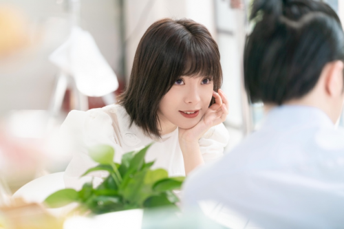 郑羽淇新专辑MV上线 新锐视觉解构《洒脱人类》