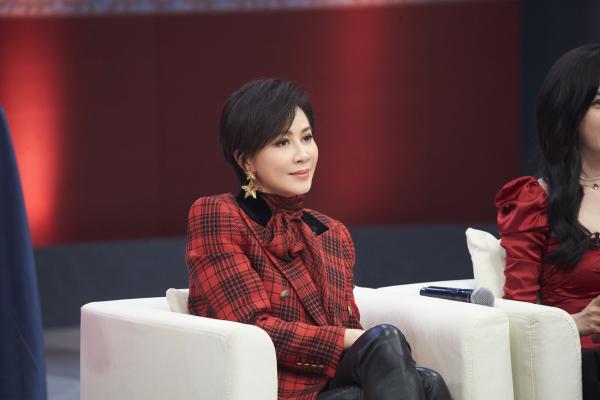 刘嘉玲惊喜助阵《追光吧！哥哥》 女神尽显率真一面现场笑个不停