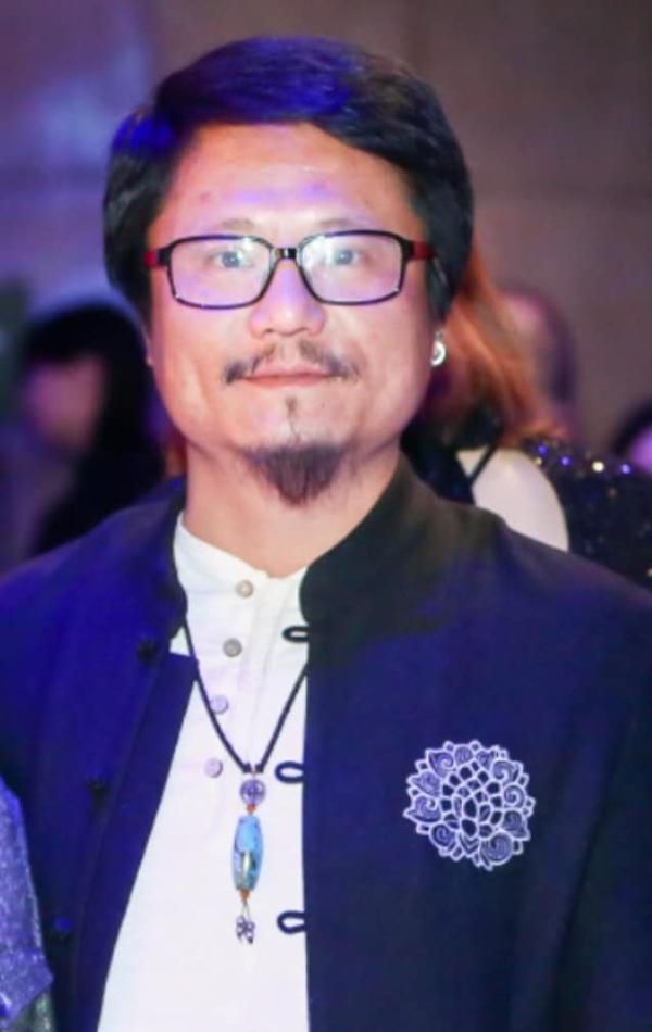 一群“疯子”免费为这个小镇创作价值百万的音乐MV