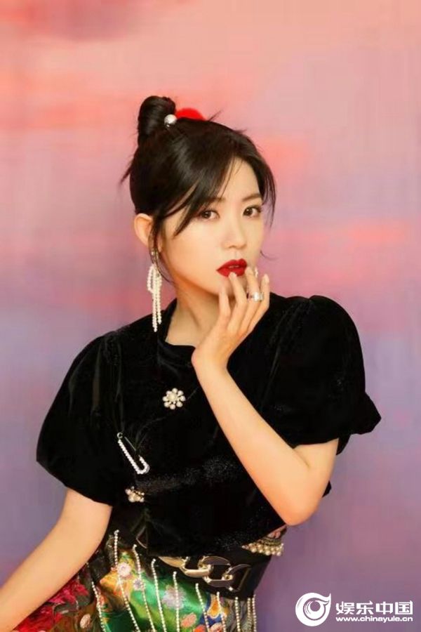 《家族年年年夜FAN》赖美云国风扇子舞 再现经典引起回忆杀