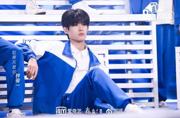 龙韬娱乐钟骏一《青春有你3》校服舞台 清新少年音声线迷人