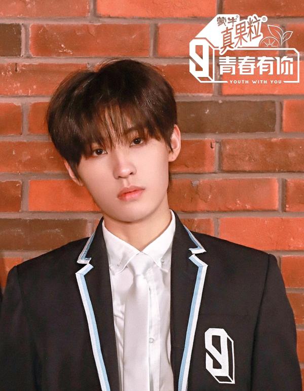 龙韬娱乐钟骏一《青春有你3》校服舞台 清新少年音声线迷人