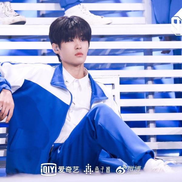 钟骏一校服舞台 清新少年音声线迷人