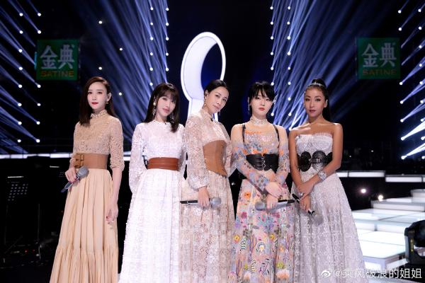 胡静鹅黄长裙温婉大气 动情演绎《如燕》