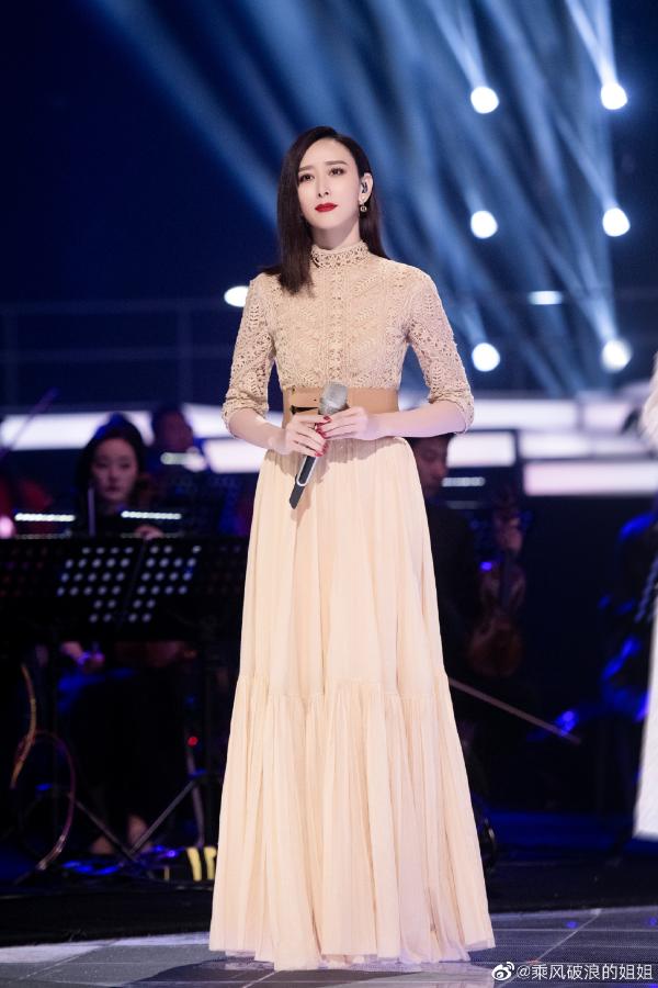 胡静鹅黄长裙温婉大气 动情演绎《如燕》