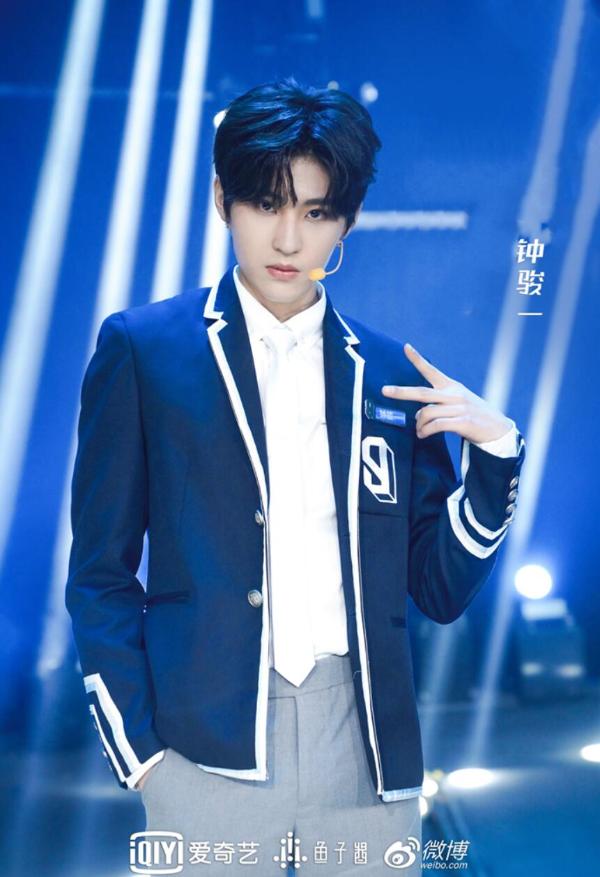 龙韬娱乐钟骏一《青春有你3》首担队长 落泪感言团魂获赞