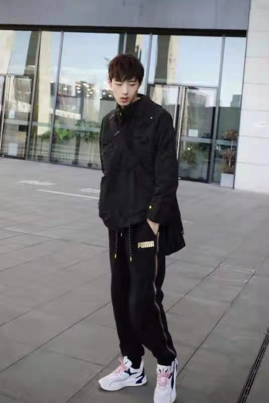 周楷宸曝春日运动系街拍 尽显温暖沉稳
