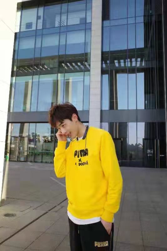 周楷宸曝春日运动系街拍 尽显温暖沉稳